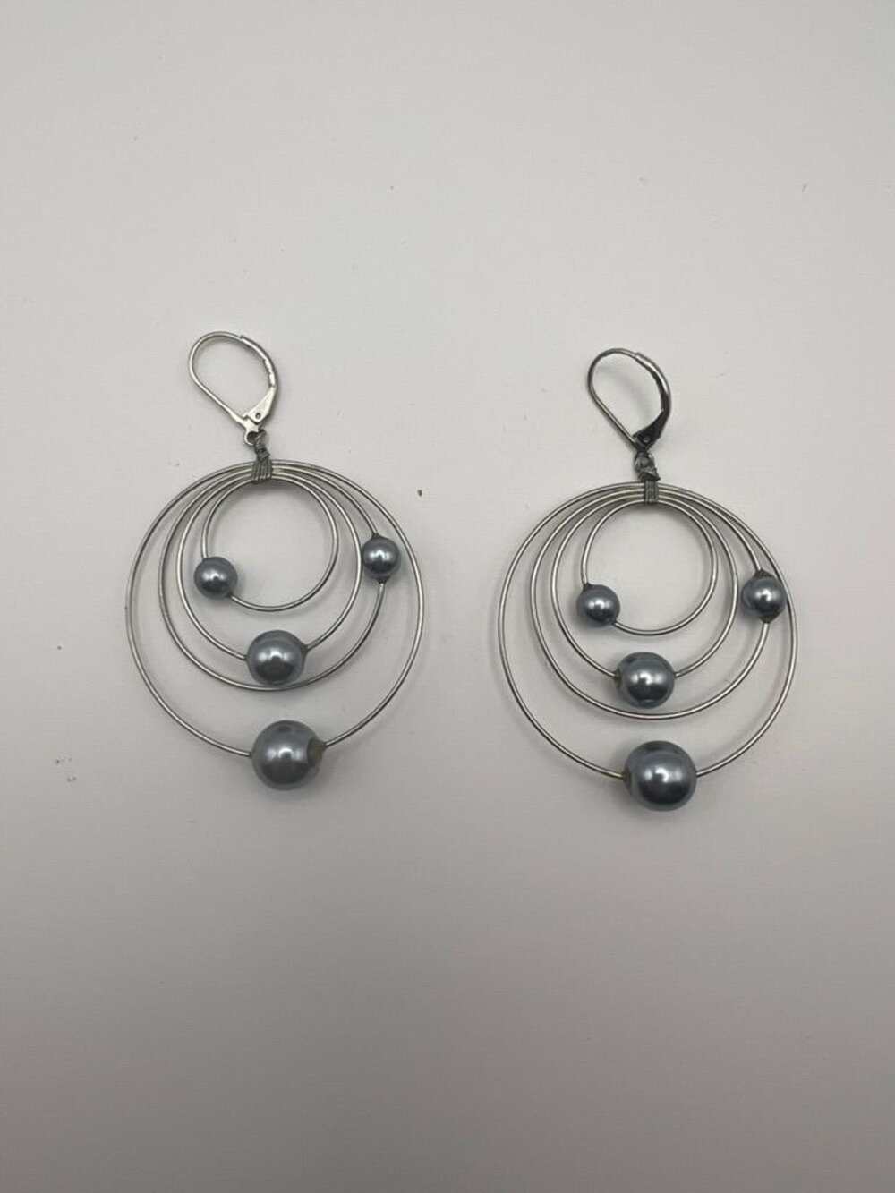 Handmade Wire Wrap Orbit Hoop Earrings Silver Tone Gray Pearl Bead Accent - Picture 3 of 5